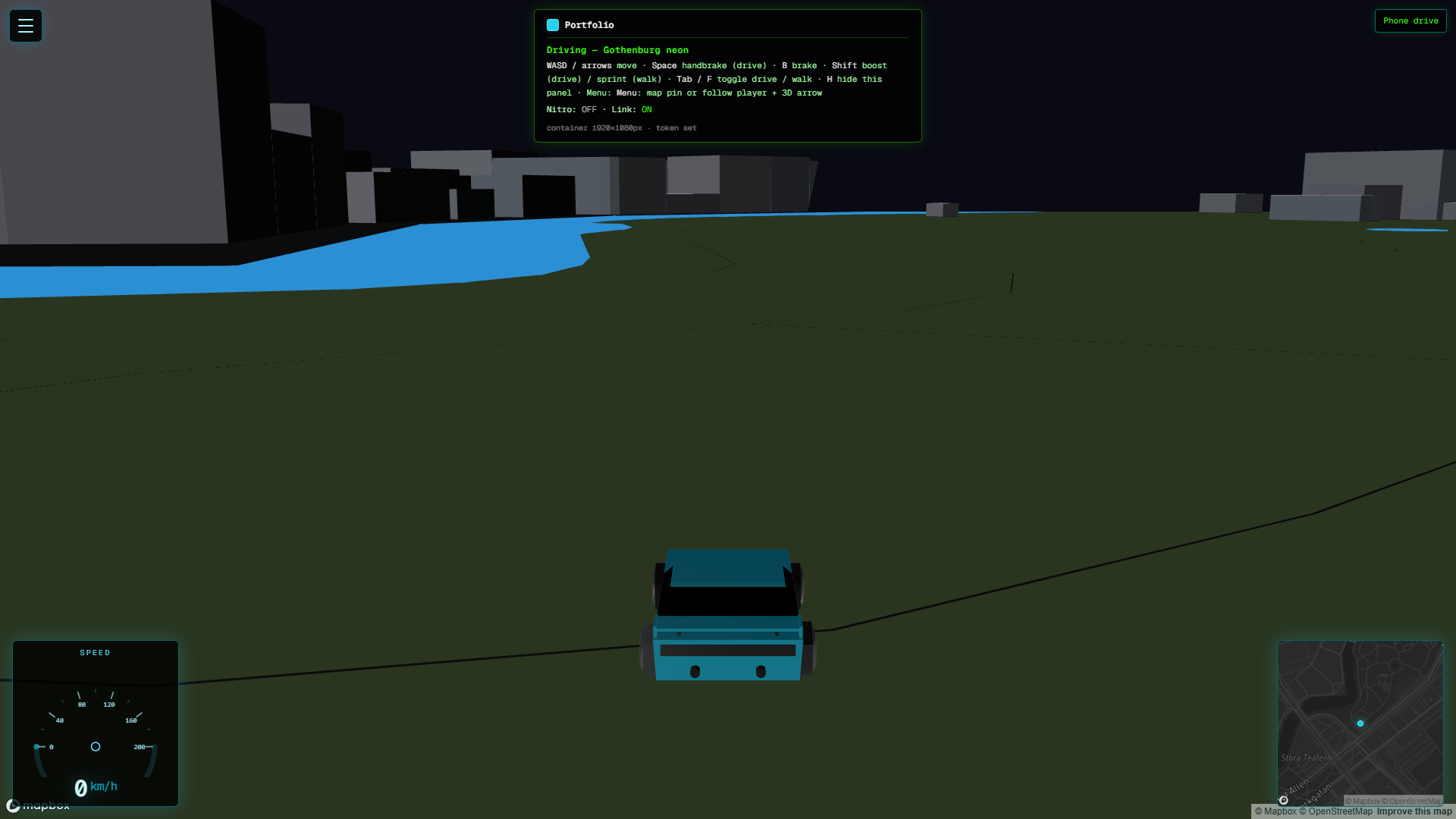 Skarmbild av Hitta Glenn: Öppen värld i Göteborg med enkel grafik: kör, spring och leta Glenn tillsammans med andra i samma värld. Spelet körs på datorn, mobilen blir ratten när du lutar den.
